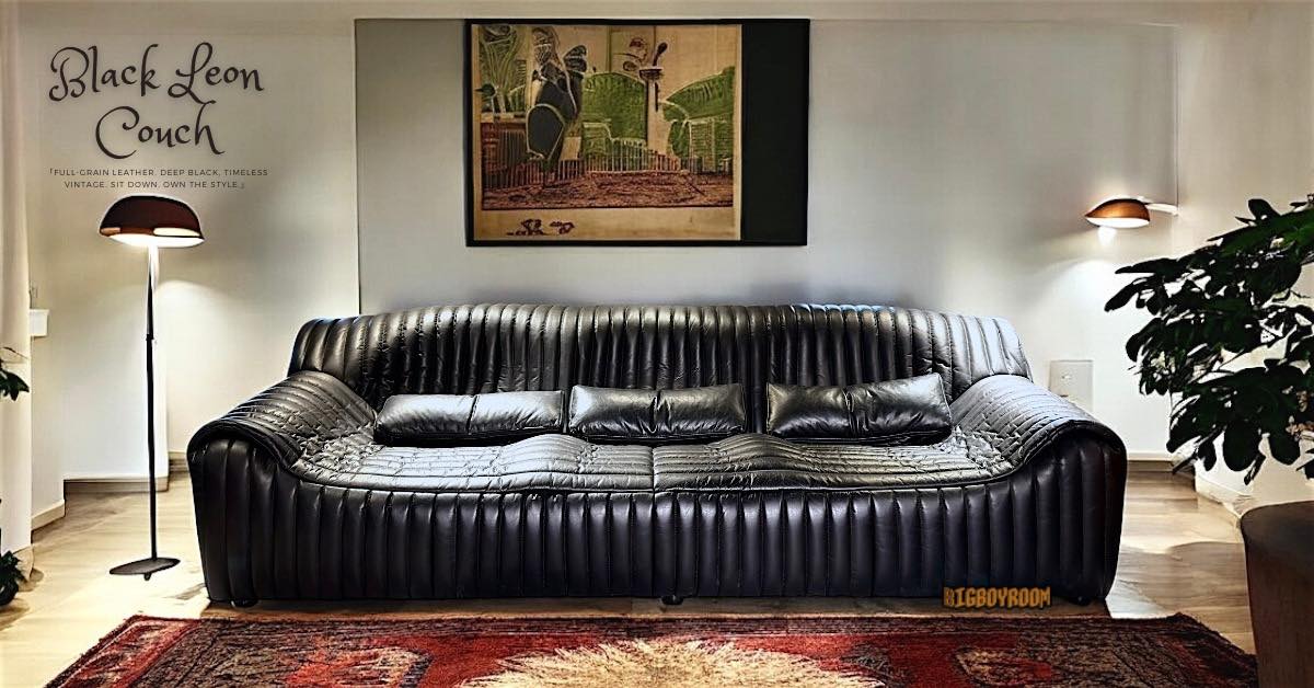 LEON 黑色全牛皮深坐深沙發:低重心輪廓與直紋車縫,適合 Man Cave 與長時間觀影