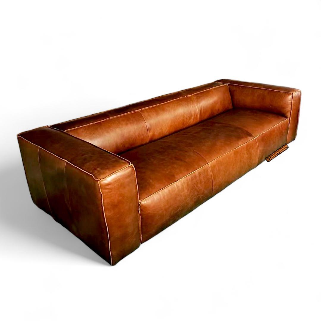 Adam 美式經典 Look:寬大扶手與深坐深的皮沙發,厚實坐感適合久坐