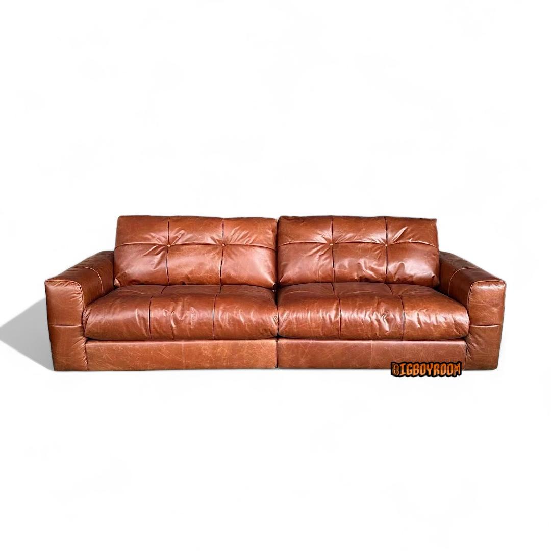 Duke 美式皮沙發:寬厚扶手、方格車縫與粗框走線,低重心真皮呈現 Old Money 氣質