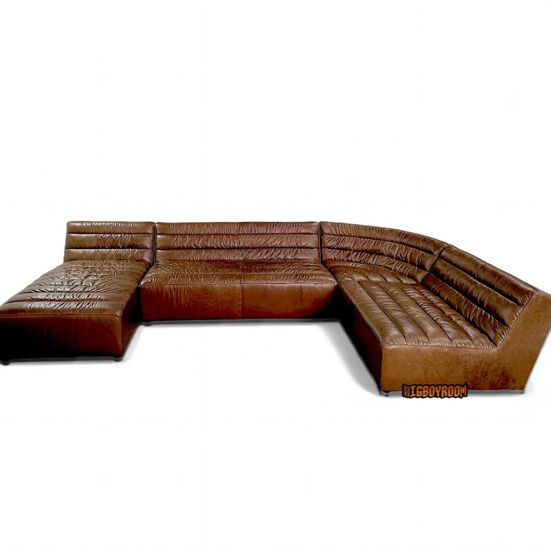 Hughes 模組化皮沙發:低重心雕塑輪廓與連續車縫,可 L 型或馬蹄形拼組