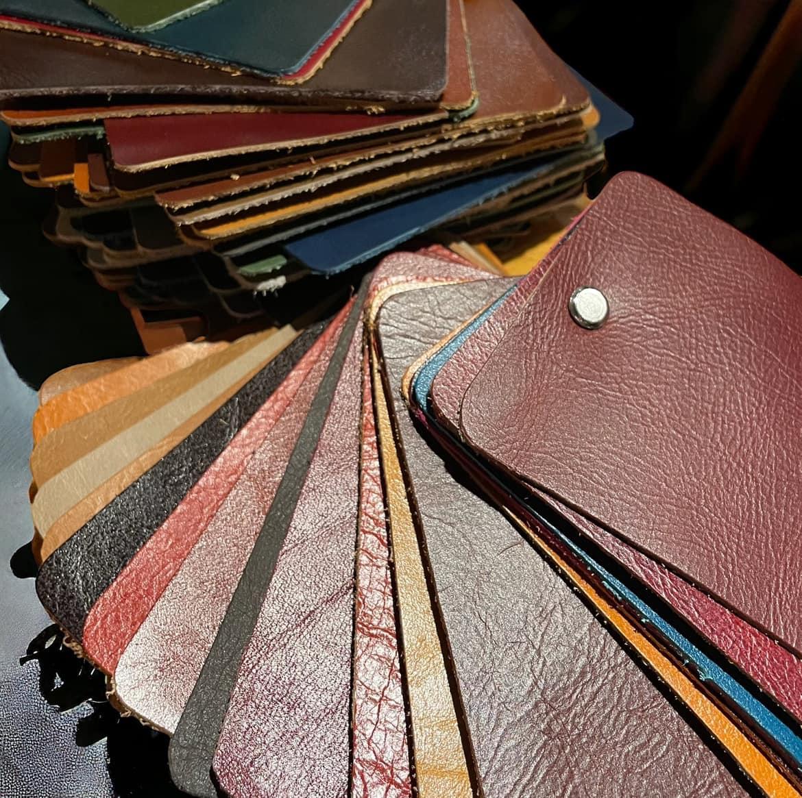 皮革與布料色卡:半苯染頭層牛皮、頭層牛皮、貓抓布與絨布