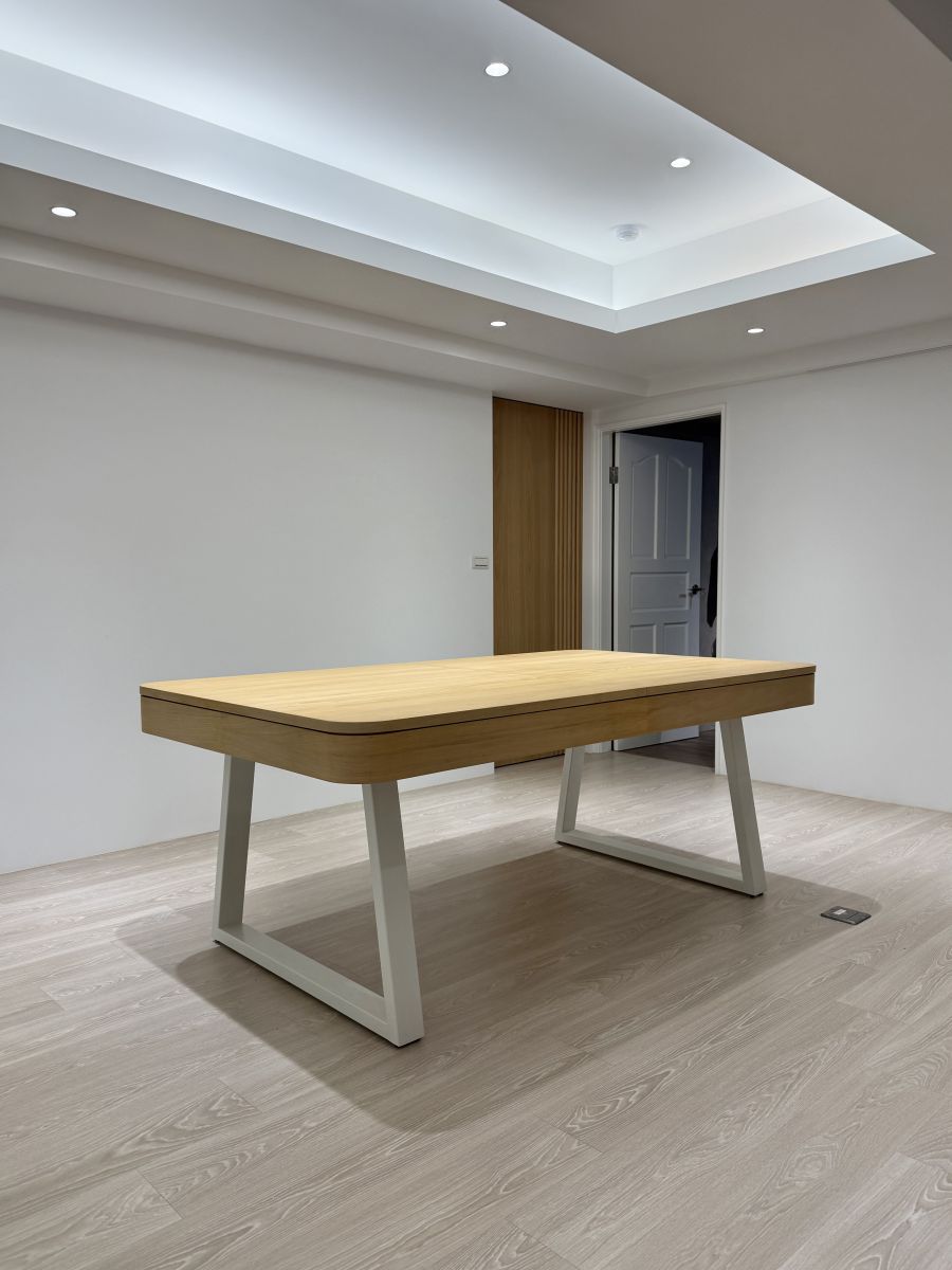 訂製尺寸 198x112cm 的 LOFT U Class 兩用撞球餐桌，蓋上淺木紋桌板瞬間化身溫馨餐桌，完美呼應新莊極簡私宅的木地板與裝潢質感。