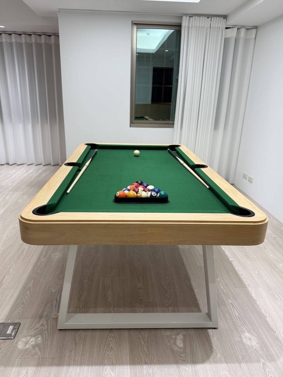 BigBoyRoom 居家變形家具：LOFT U Class 木質撞球桌，內縮白色桌腳設計減輕量體感，於明亮的新莊私宅客廳打造專屬室內娛樂空間。