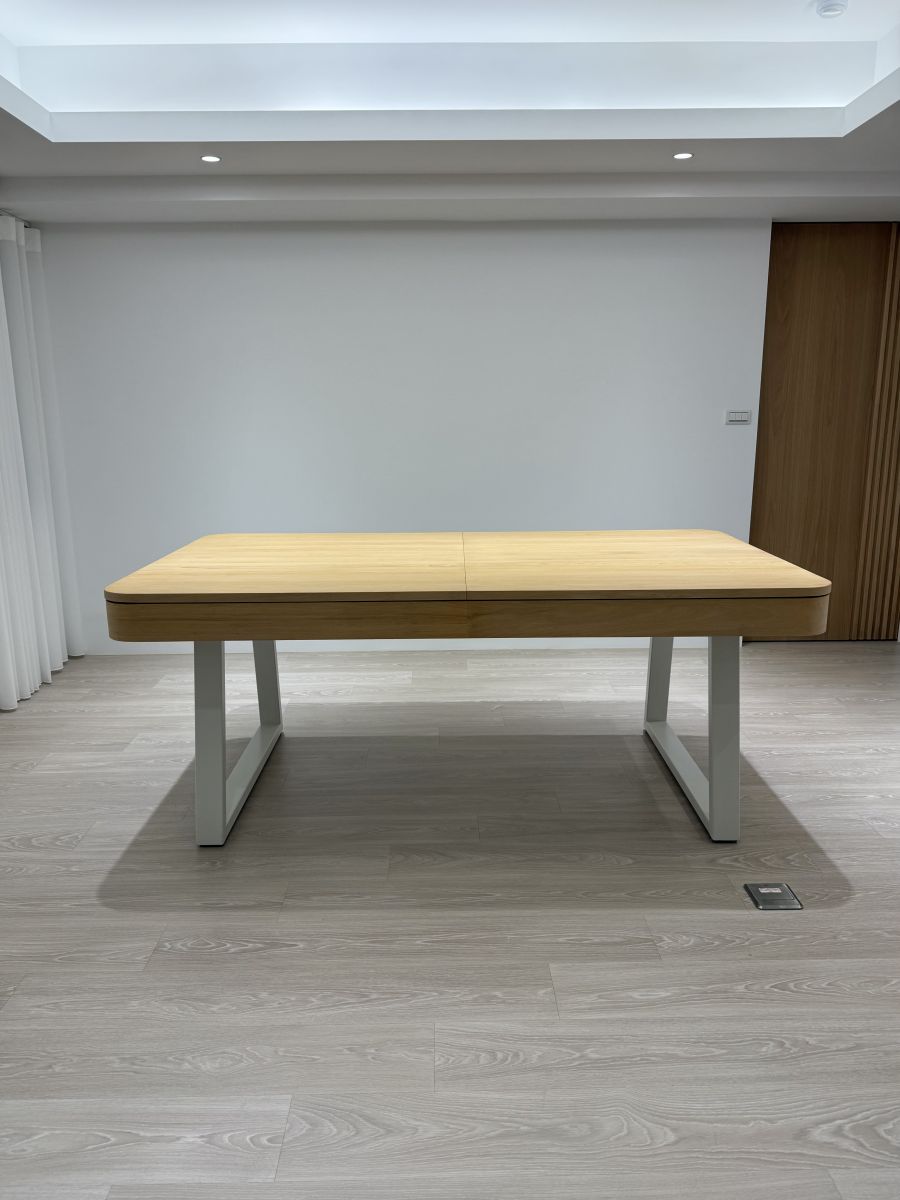 LOFT U Class 變形撞球餐桌（餐桌模式）平視角，溫潤淺木紋兩片拼接搭配防撞圓潤收邊，兼顧居家安全與美學的省空間智慧家具。