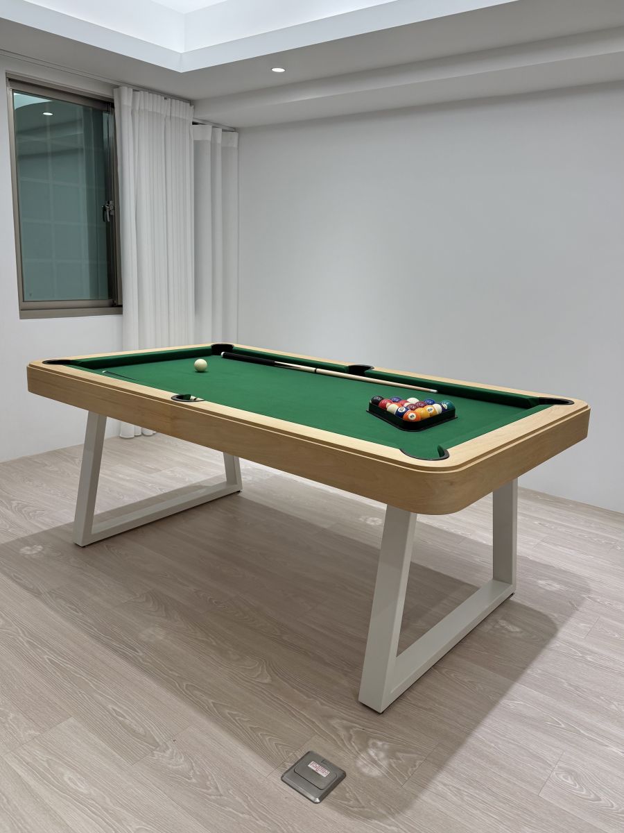 BigBoyRoom 居家變形家具：LOFT U Class 木質撞球桌，內縮白色桌腳設計減輕量體感，於明亮的新莊私宅客廳打造專屬室內娛樂空間。