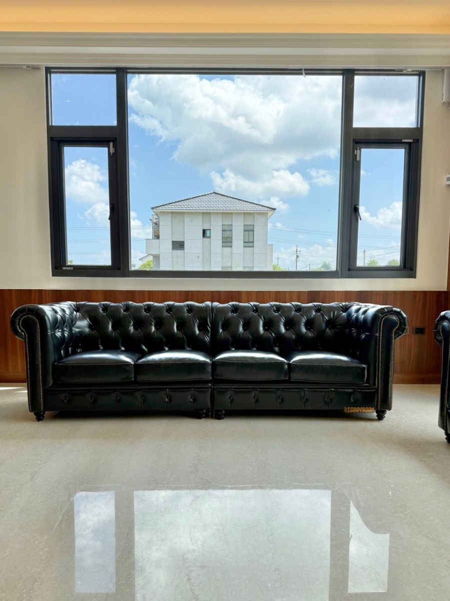 BigBoyRoom Chesterfield Style B 黑色全牛皮四人座沙發，280 公分寬版設計，經典菱格深扣與圓弧捲臂，宜蘭三星住宅自然採光實景。