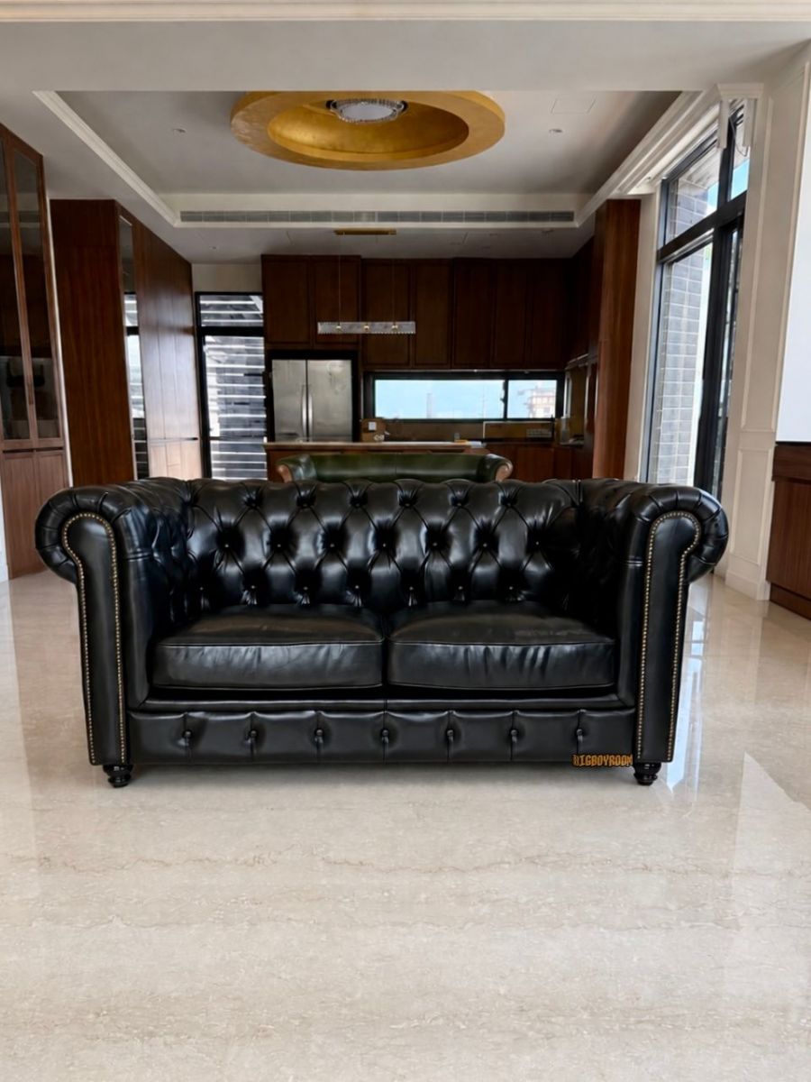 宜蘭三星住宅實景，BigBoyRoom Chesterfield Style B 黑色全牛皮雙人座沙發，經典英式深扣、捲臂及鉚釘細節，展現英倫復古家具質感。