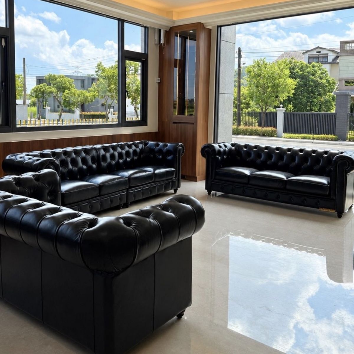 宜蘭三星現代住宅客廳，BigBoyRoom 黑色 Chesterfield 全牛皮沙發組合，經典英倫深扣設計搭配大面積落地窗，呈現高質感真皮沙發空間配置。