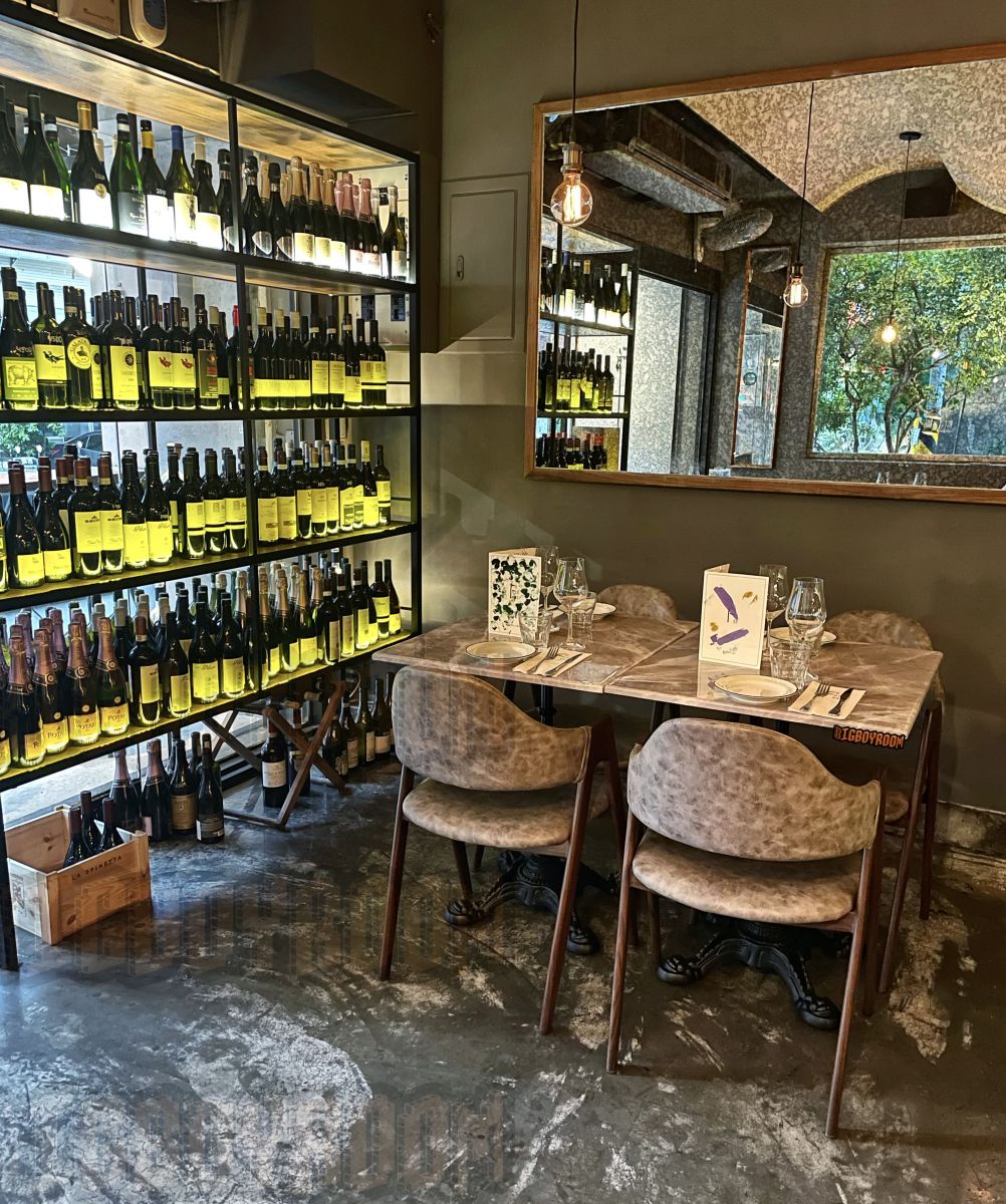 品味餐酒館使用的灰色人造大理石餐桌