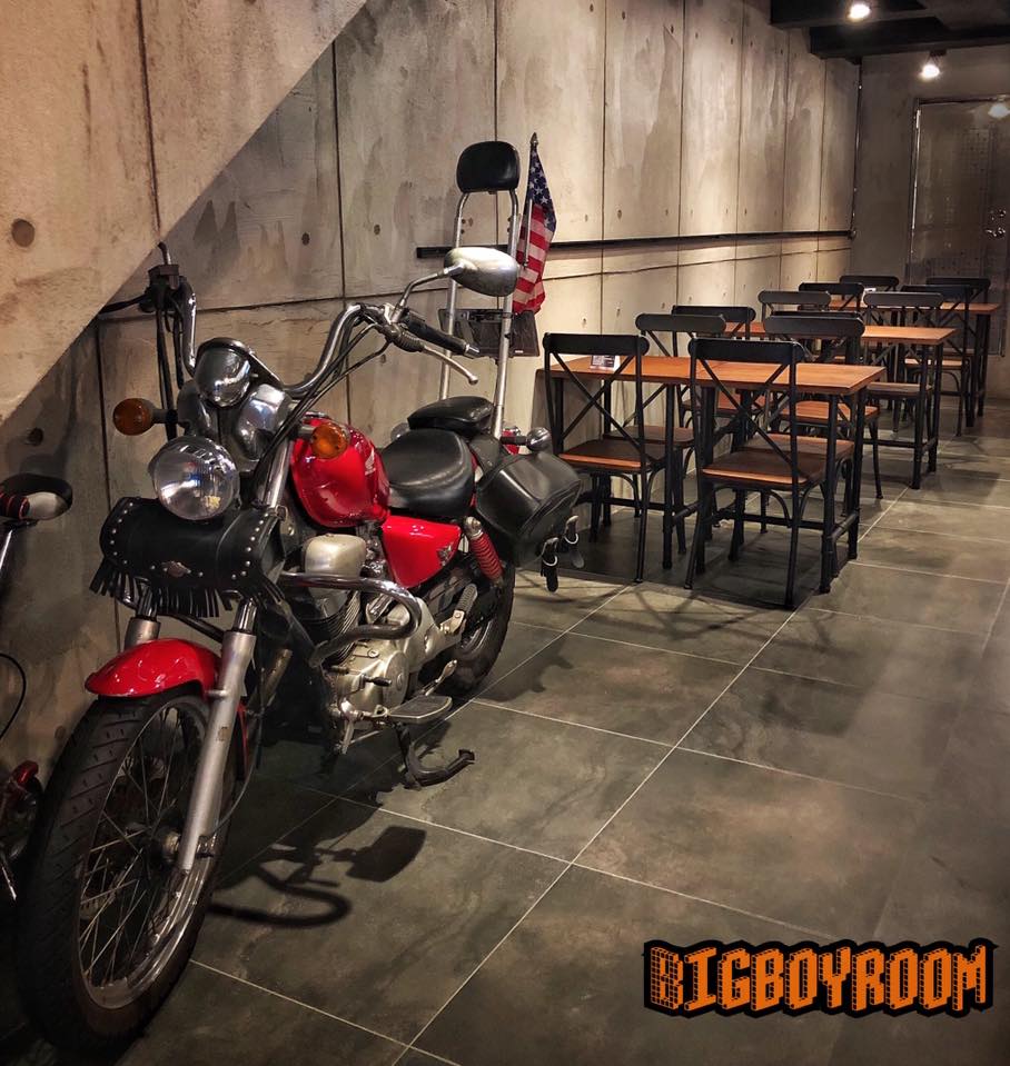 咖啡館使用的水管造型實木餐桌