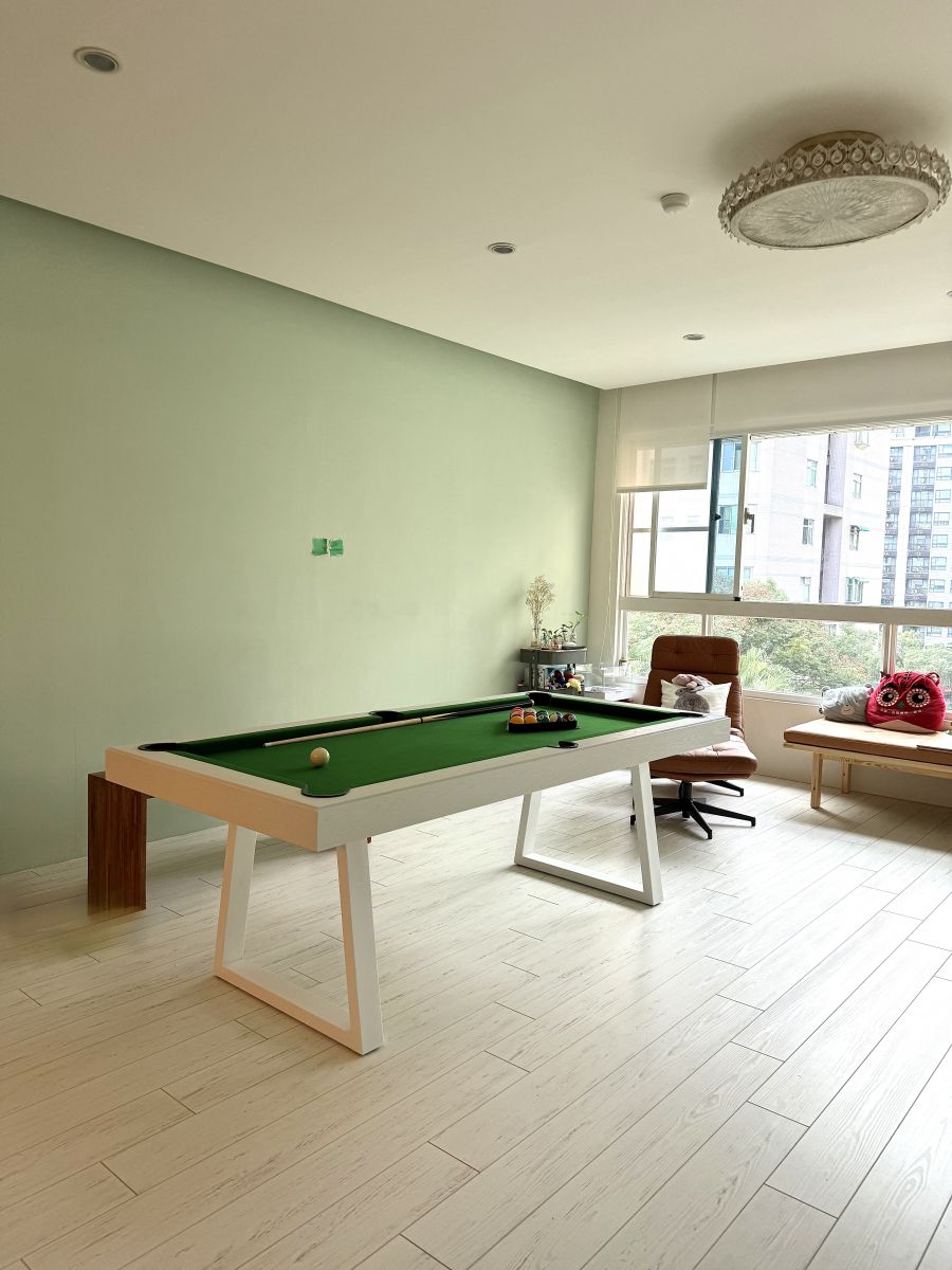 新店私宅客廳配置 LOFT U Class 兩用變形撞球餐桌,移除桌板後呈現標準撞球檯面,特殊的內縮桌腳設計大幅消弭傳統球桌的量體感。