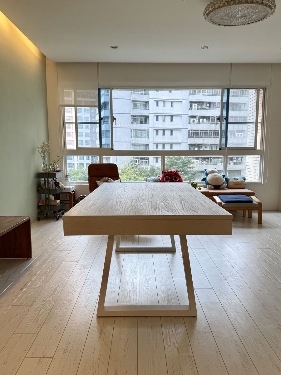 LOFT U Class 變形撞球餐桌純白款式,清晰展現極簡的白色橡木紋表面,作為新店私宅的核心生活場域,視覺輕盈且不壓迫。