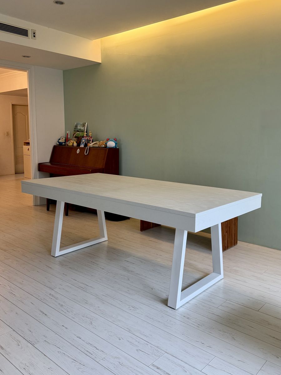 長210公分 LOFT U Class 雙重功能餐桌,純白外觀優雅融入新店私宅現代裝潢,是寸土寸金的都會空間中最具智慧的省空間家具設計。