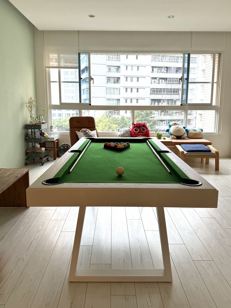 LOFT U Class 純白系列多功能撞球桌(娛樂模式)正面視角,於新店私宅客廳展現白色質感框架與綠色絨布檯面,完美融入現代明亮居家空間。