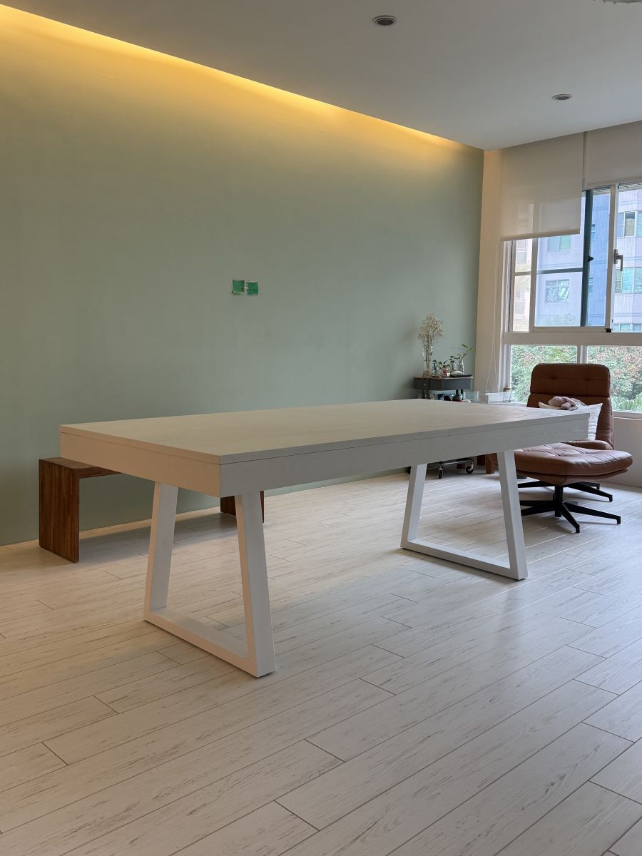 LOFT U Class 純白系列多功能長桌(餐桌模式),蓋上桌板瞬間轉換為可容納6-8人的寬敞空間,滿足居家辦公工作桌與溫馨聚餐需求。