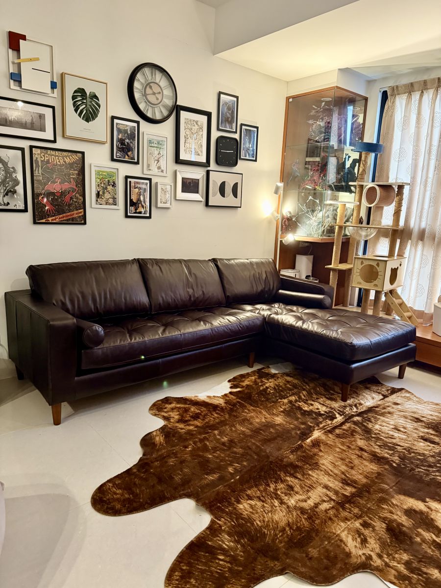 桃園竹城大和室內設計案例,藝術畫牆與獸皮地毯搭配 BigBoyRoom 深褐色 Thomas L型半苯染全牛皮沙發,展現復古沉穩居家美學。