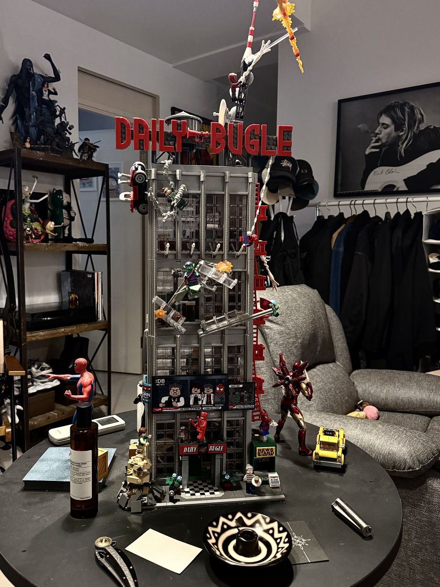 桃園竹城大和私宅 Man Cave 空間實拍,精緻的漫威樂高模型與 Kurt Cobain 經典海報,搭配沉穩的空間色調,完美詮釋專屬男人的硬派浪漫與個人品味收藏。