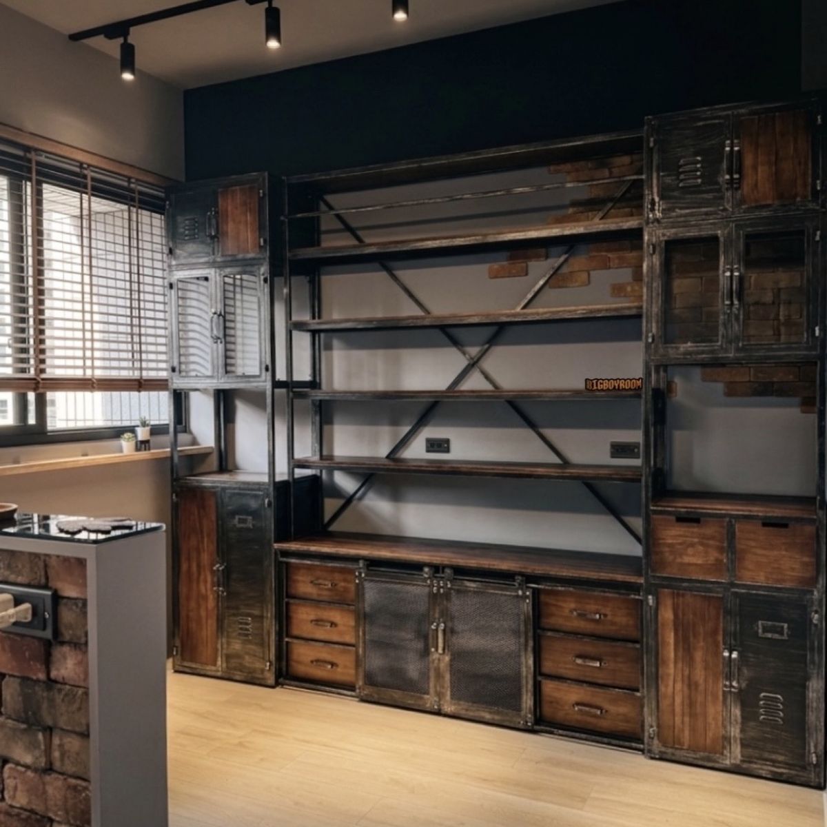 BIGBOYROOM 布魯克林 Loft 風格展示櫃|手工舊化鐵件與全實木打造,拒絕標準化的客製化家具。