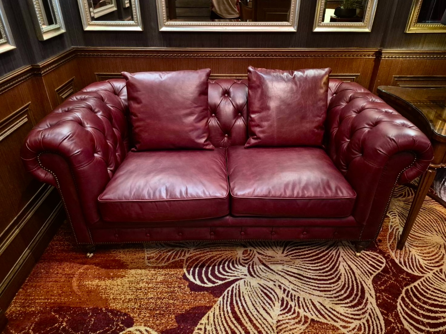 Chesterfield Leather Style C 經典雙人沙發 (180cm)，採用南美進口半苯染皮革呈現身邃酒紅色澤，搭配等高捲臂。